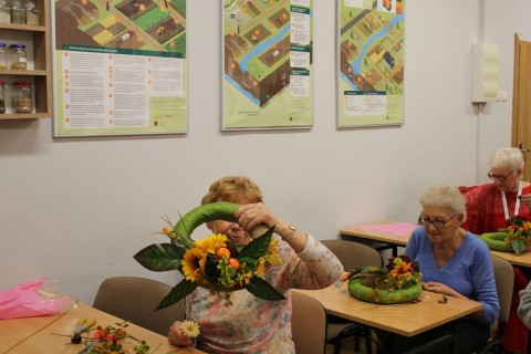 Warsztaty florystyczne dla seniorów - jesienna dekoracja