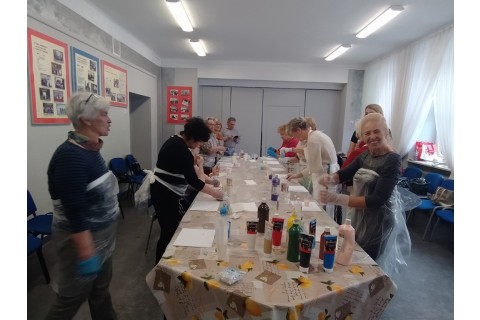 Warsztaty kreatywne dla seniorów - „Malowanie metodą pouringu”
