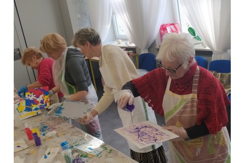 Warsztaty kreatywne dla seniorów - „Malowanie metodą pouringu”