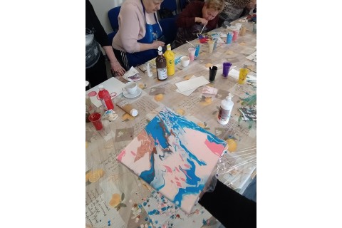 Warsztaty kreatywne dla seniorów - „Malowanie metodą pouringu”