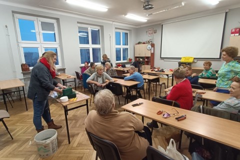 WARSZTATY FLORYSTYCZNE DLA SENIORÓW - STROIKI ŚWIĄTECZNE