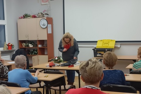 WARSZTATY FLORYSTYCZNE DLA SENIORÓW - STROIKI ŚWIĄTECZNE