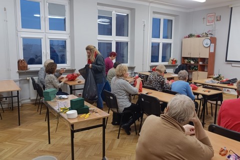 WARSZTATY FLORYSTYCZNE DLA SENIORÓW - STROIKI ŚWIĄTECZNE