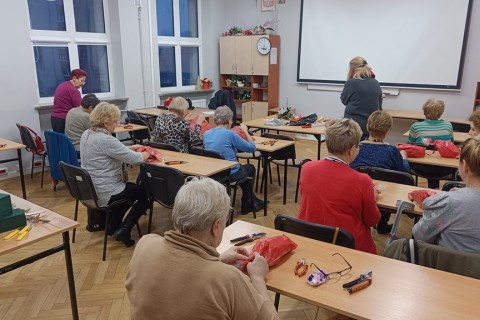 WARSZTATY FLORYSTYCZNE DLA SENIORÓW - STROIKI ŚWIĄTECZNE
