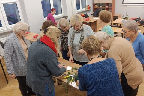 WARSZTATY FLORYSTYCZNE DLA SENIORÓW - STROIKI ŚWIĄTECZNE