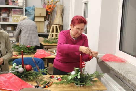 WARSZTATY FLORYSTYCZNE DLA SENIORÓW - STROIKI ŚWIĄTECZNE