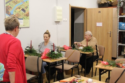 WARSZTATY FLORYSTYCZNE DLA SENIORÓW - STROIKI ŚWIĄTECZNE