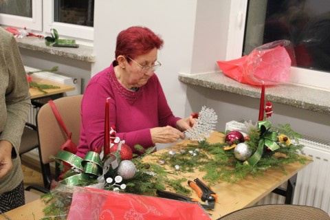 WARSZTATY FLORYSTYCZNE DLA SENIORÓW - STROIKI ŚWIĄTECZNE