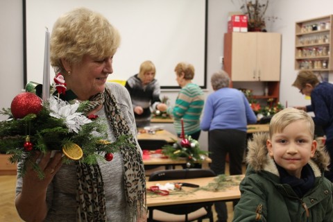 WARSZTATY FLORYSTYCZNE DLA SENIORÓW - STROIKI ŚWIĄTECZNE