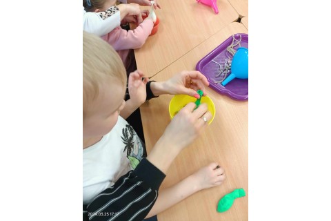 Bawmy się razem - zabawy sensoryczne dla rodziców i dzieci w wieku 3-5