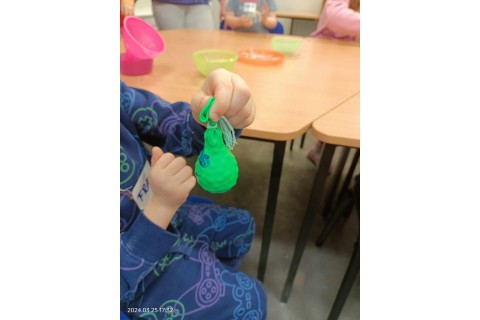 Bawmy się razem - zabawy sensoryczne dla rodziców i dzieci w wieku 3-5