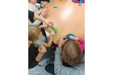 Bawmy się razem - zabawy sensoryczne dla rodziców i dzieci w wieku 3-5