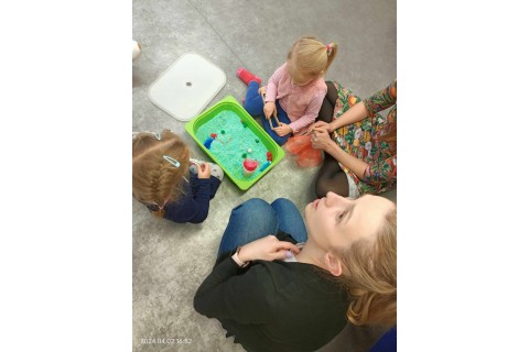 Bawmy się razem - zabawy sensoryczne dla rodziców i dzieci w wieku 3-5