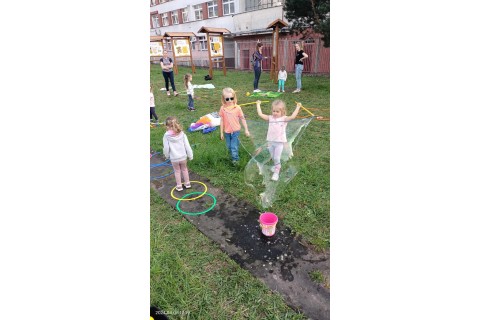 Bawmy się razem - zabawy sensoryczne dla rodziców i dzieci w wieku 3-5
