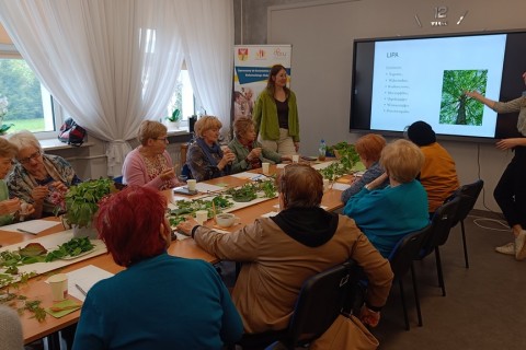 Warsztaty zielarskie dla seniorów - Młode listki