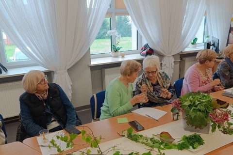 Warsztaty zielarskie dla seniorów - Młode listki