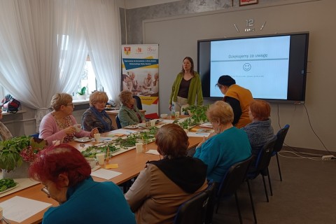 Warsztaty zielarskie dla seniorów - Młode listki