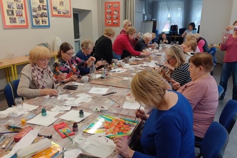 Warsztaty artystyczne dla seniorów - „Malowanie na szkle”