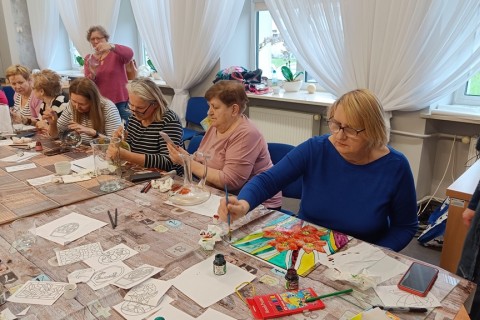 Warsztaty artystyczne dla seniorów - „Malowanie na szkle”