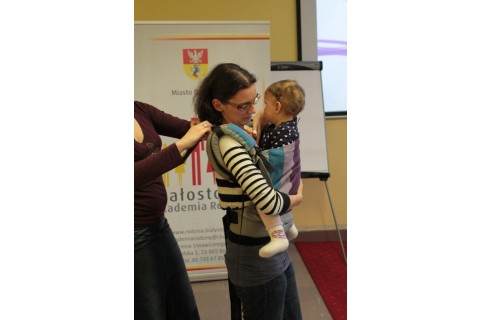 Kwiecień z mamami. Nauka chustowania