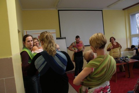 Kwiecień z mamami. Nauka chustowania