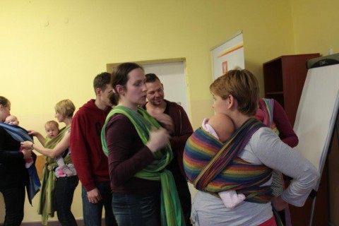 Kwiecień z mamami. Nauka chustowania