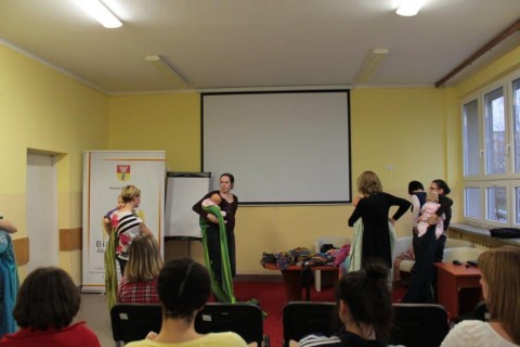 Kwiecień z mamami. Nauka chustowania