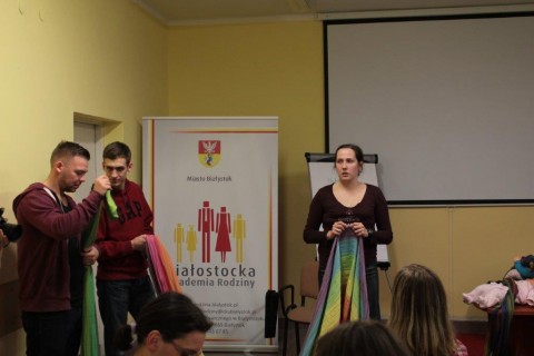 Kwiecień z mamami. Nauka chustowania