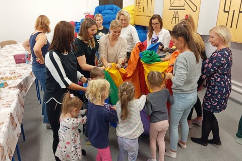 Bawmy się razem - zabawy sensoryczne dla rodziców z dziećmi w wieku 4-5 lat