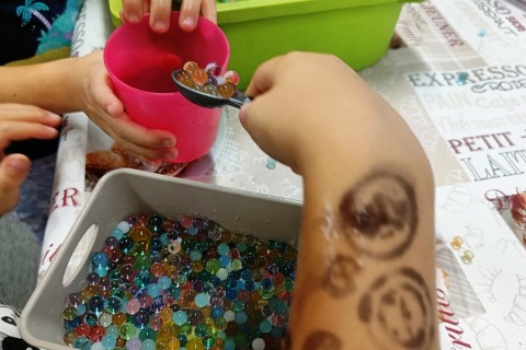 Bawmy się razem - zabawy sensoryczne dla rodziców z dziećmi w wieku 4-5 lat