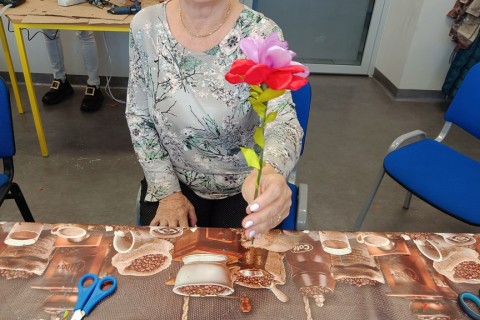 Warsztaty kreatywne dla seniorów - kwiaty ze wstążek