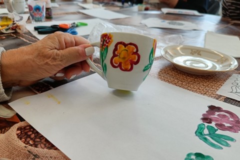 Warsztaty artystyczne dla seniorów - zdobiena wzorami ludowymi