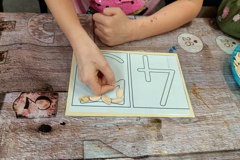 Bawmy się razem - zabawy sensoryczne dla rodziców z dziećmi w wieku 4-5 lat