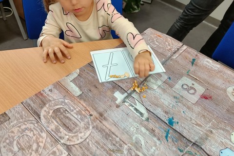 Bawmy się razem - zabawy sensoryczne dla rodziców z dziećmi w wieku 4-5 lat