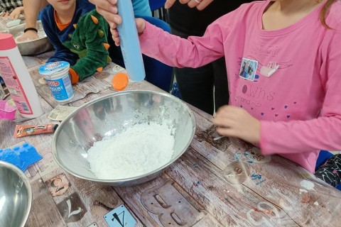 Bawmy się razem - zabawy sensoryczne dla rodziców z dziećmi w wieku 4-5 lat