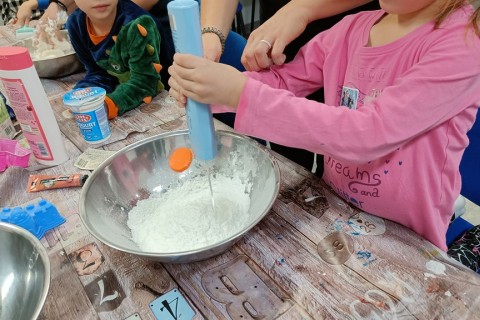 Bawmy się razem - zabawy sensoryczne dla rodziców z dziećmi w wieku 4-5 lat
