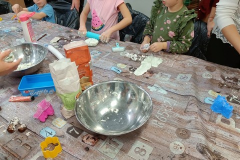 Bawmy się razem - zabawy sensoryczne dla rodziców z dziećmi w wieku 4-5 lat
