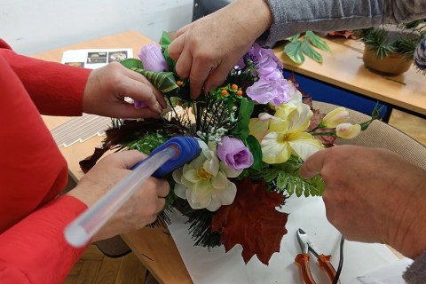 Warsztaty florystyczne dla seniorów - kompozycje na groby