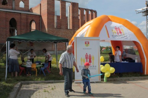 Festyn rodzinny na placu przed Kościołem NMP Królowej Rodzin