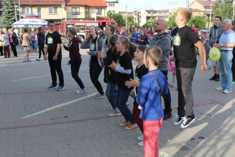Festyn rodzinny na placu przed Kościołem NMP Królowej Rodzin