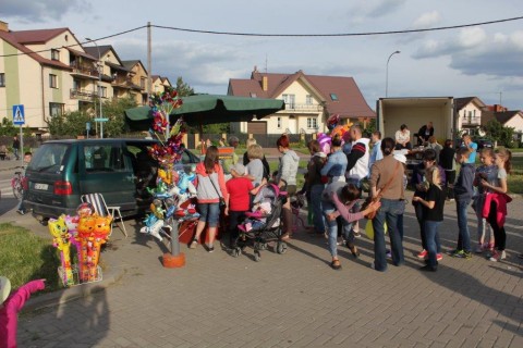 Festyn rodzinny na placu przed Kościołem NMP Królowej Rodzin
