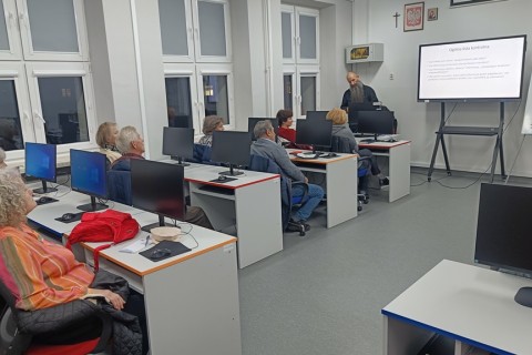 Warsztaty komputerowo-smartfonowe dla seniorów - cyberbezpieczeństwo