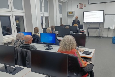 Warsztaty komputerowo-smartfonowe dla seniorów - cyberbezpieczeństwo