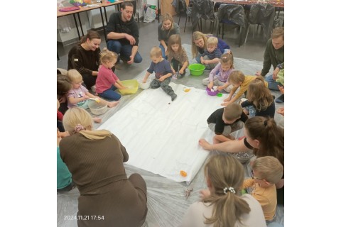 Bawmy się razem - zabawy sensoryczne dla rodziców z dziećmi w wieku 3-5 lat