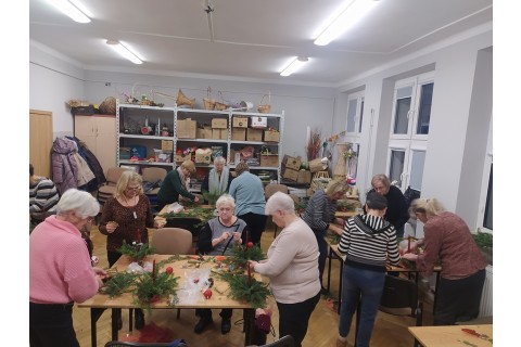 WARSZTATY FLORYSTYCZNE DLA SENIORÓW - STROIKI ŚWIĄTECZNE