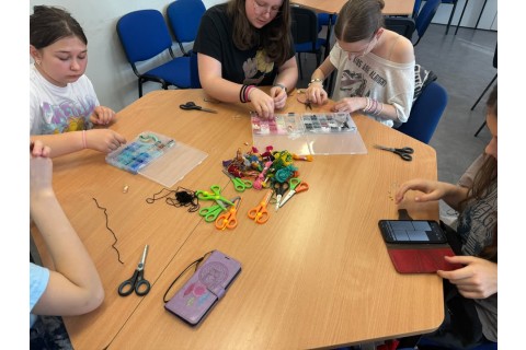 Warsztaty kreatywne dla dzieci 9+ lat biżuteria DIY