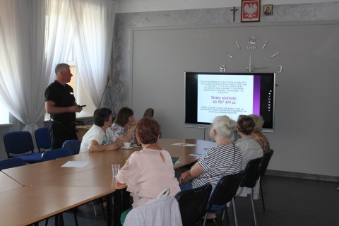 „Monter, wnuczek, policjant...- sposoby oszustw na osobach starszych”