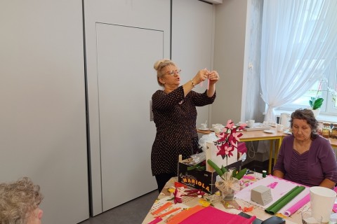 Warsztaty kreatywne dla seniorów - storczyki z krepiny