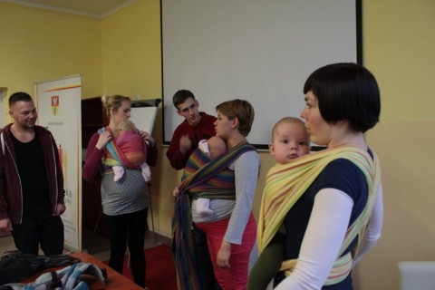 Kwiecień z mamami. Nauka chustowania